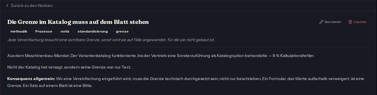 Notizansicht am Rechner: die Notiz „Die Grenze im Katalog muss auf dem Blatt stehen“ mit den Bereichen methodik, Prozesse, notiz, standardisierung und grenze, einer Zusammenfassung in Kursivschrift und dem Fließtext darunter.